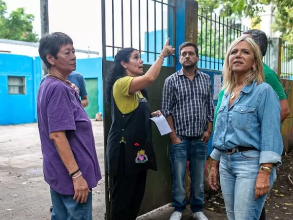 Fabiani y Paula Eichel dialogaron con vecinos durante la instalaci&oacute;n de nuevas alarmas comunitarias municipales