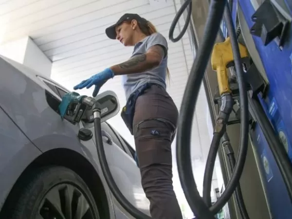 La venta de combustibles cay&oacute; por tercer mes consecutivo y acumula una baja del 13% en lo que va del a&ntilde;o