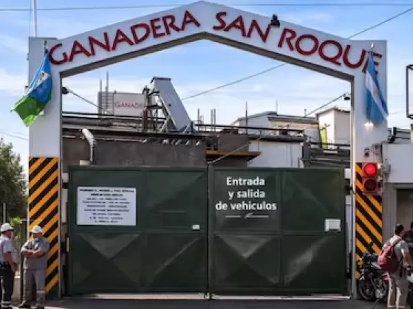 Cerr&oacute; un frigor&iacute;fico, ech&oacute; a m&aacute;s de 100 personas y culp&oacute; a las importaciones