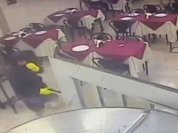 Robo en un restaurante: ladrones le apuntaron a un nene y golpearon a los empleados