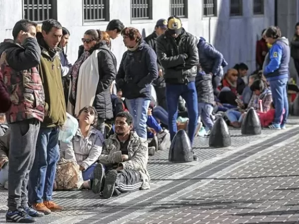 14 meses de ca&iacute;da y m&aacute;s de 134 mil puestos de trabajo perdidos en un a&ntilde;o
