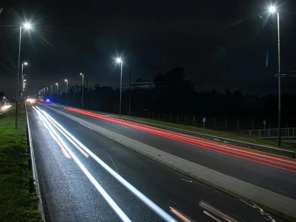 El Municipio coloca nuevos equipos de luces Led en un tramo de la avenida Monteverde y sus colectoras