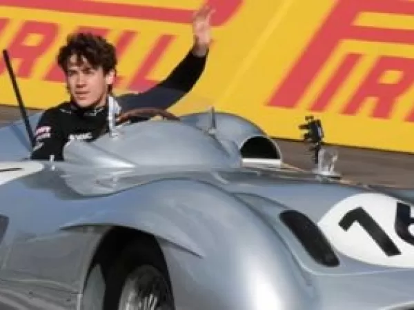 En su exhibici&oacute;n, Franco Colapinto corri&oacute; con la &ldquo;Flecha de Plata&rdquo; y le hizo un homenaje a Juan Manuel Fangio