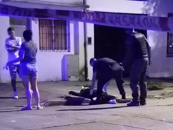Dos gendarmes se defendieron a tiros de un intento de robo y mataron a un ladrón