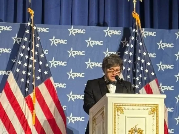 Milei replicó el estilo de Trump y bailó “YMCA” de Village People sobre el escenario de la CPAC en Mar-a-Lago