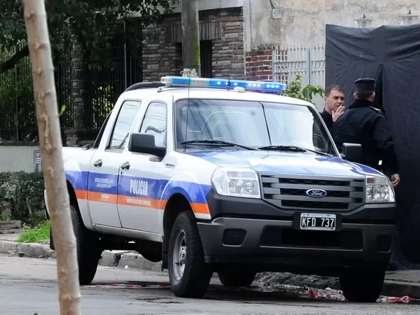 Investigan la muerte de un joven cuyo cuerpo apareci&oacute; en un descampado con seis tiros