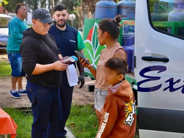 Operativo de recarga de garrafas a bajo costo en Barrio Grande