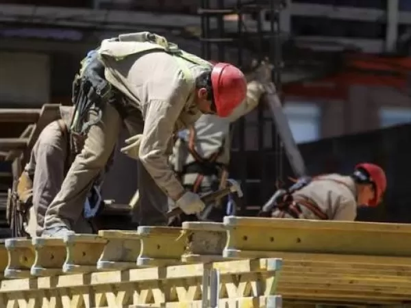 La construcci&oacute;n perdi&oacute; otros 4.000 empleos formales en julio y profundiz&oacute; su desaceleraci&oacute;n