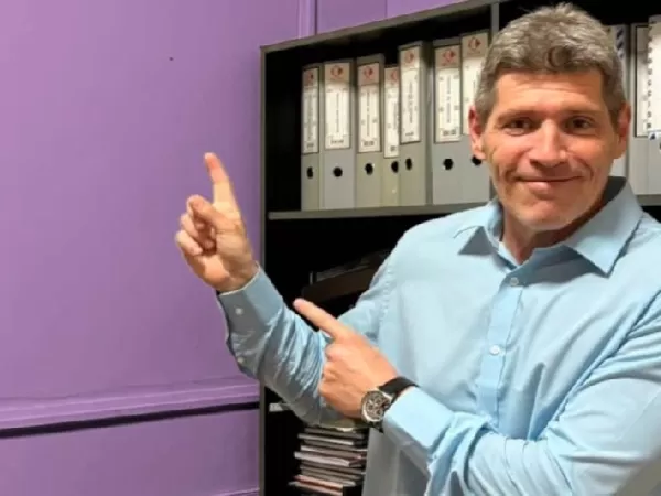 Un diputado libertario pintó su despacho de violeta al enterarse de que pronto será ocupado por Mayra Mendoza