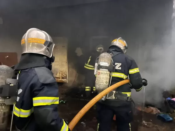 Una casa qued&oacute; destruida por un incendio