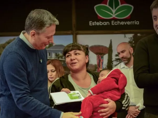Fernando Gray encabez&oacute; una nueva entrega de tarjetas del Plan M&aacute;s Vida