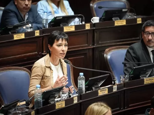 Mendoza cruz&oacute; a Milei por el tarifazo de colectivos