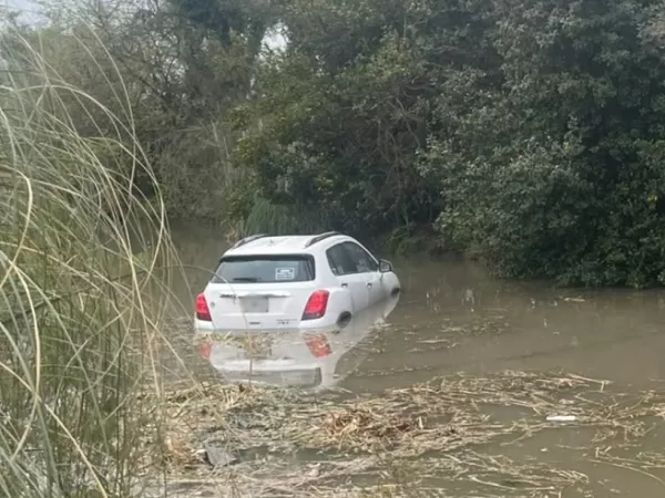 Perdi&oacute; el control, despist&oacute; y termin&oacute; volcando dentro de un zanj&oacute;n