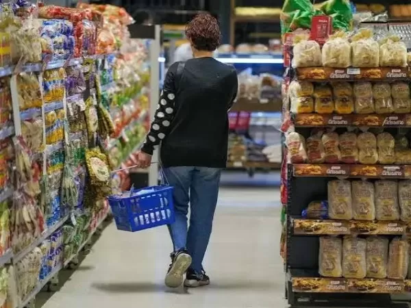 Las ventas en supermercados cayeron por tercer mes consecutivo en agosto