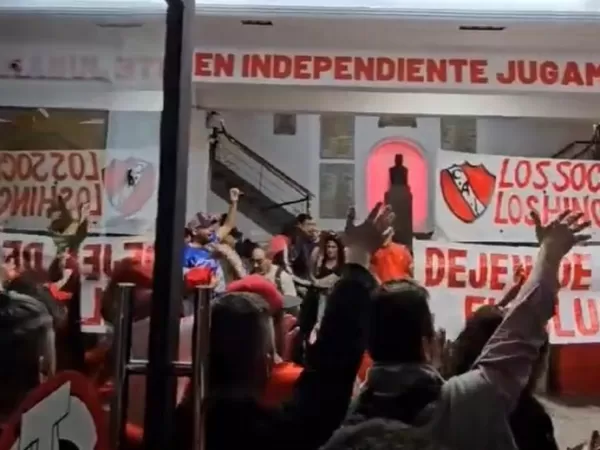 Tensa protesta de socios que reclamaron en el hall de la sede de Independiente