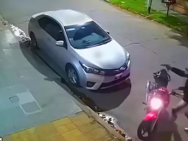 Motochorros le robaron a un vecino, se tirotearon con la Polic&iacute;a y escaparon