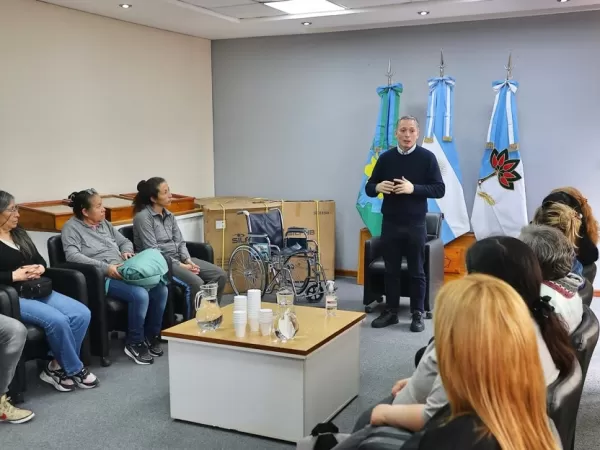 Gray entreg&oacute; 25 sillas de ruedas a vecinos del distrito