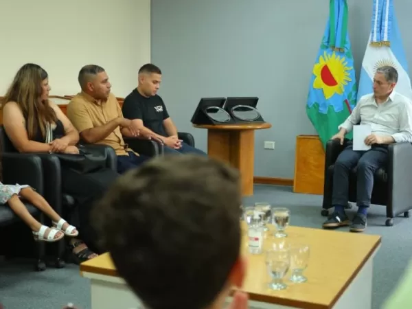 Gray entregó reconocimientos a dos policías heridos en cumplimiento del deber