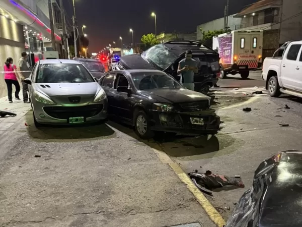 Choque m&uacute;ltiple: Una camioneta qued&oacute; encima de dos veh&iacute;culos y hay tres heridos