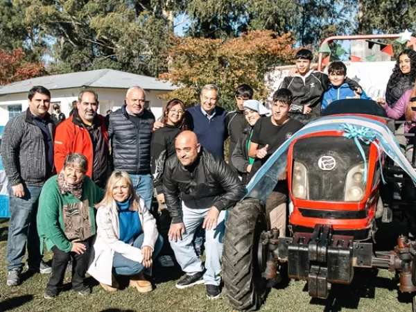 Cascallares y Eichel presentaron un tractor y maquinaria agr&iacute;cola en la escuela agraria