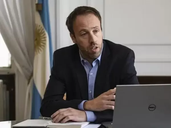El ministro López apuntó a Milei por la caída del empleo