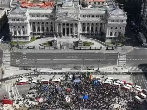 En medio de la sesi&oacute;n en Diputados, familias marcharon al Congreso para que el Gobierno cumpla con la ley de Discapacidad