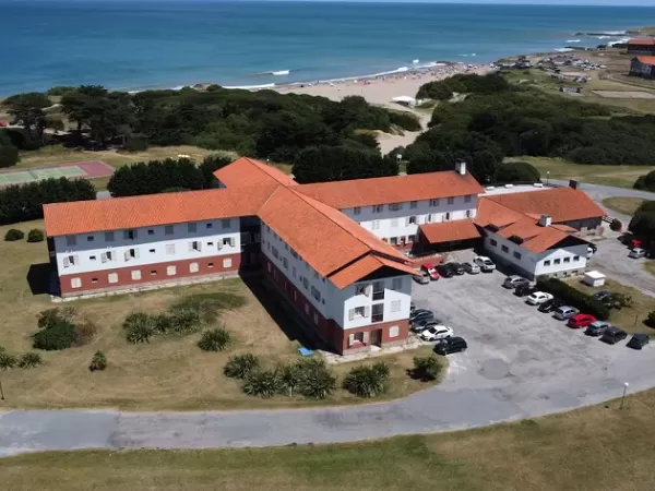 El Gobierno desaloja a los empleados del hotel de Chapadmalal y se desprende de un emblema del peronismo