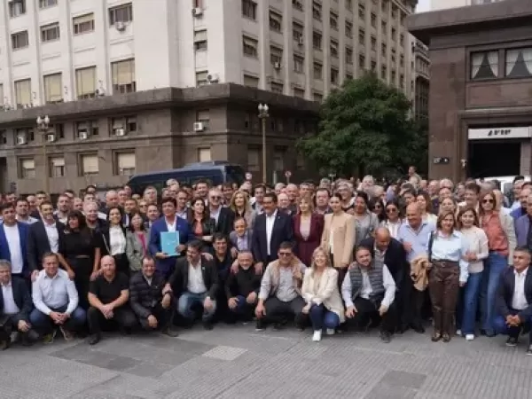 Intendentes de todo el pa&iacute;s marcharon al Ministerio de Econom&iacute;a con un duro reclamo para el Gobierno