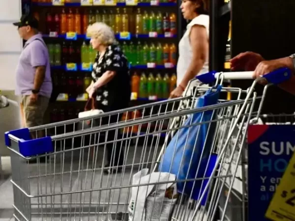 La confianza del consumidor cay&oacute; 5,7% en abril y alcanz&oacute; el peor nivel desde julio de 2024