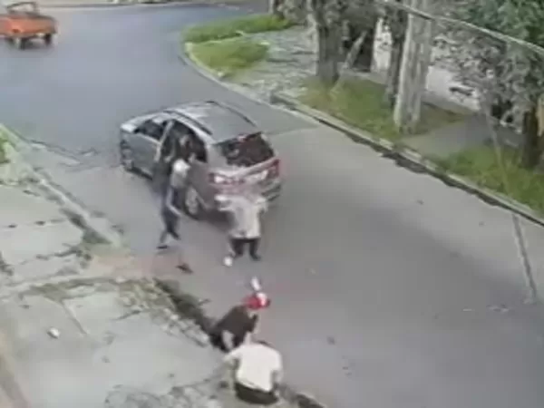 Seis delincuentes lo atacaron en la puerta de su casa y el perro de un vecino lo salv&oacute;