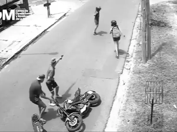 Robaron una moto a punta de pistola, quisieron huir y cayeron tras una persecuci&oacute;n