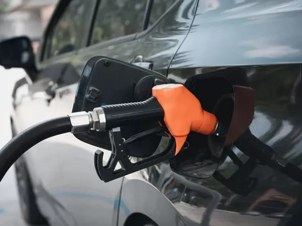 Suben hasta 5% los combustibles por la escalada del precio del petr&oacute;leo