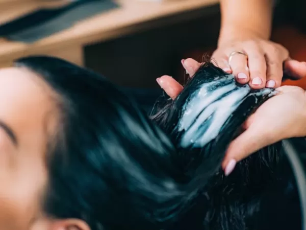 La ANMAT retiró del mercado ocho alisadores para el pelo de una conocida marca