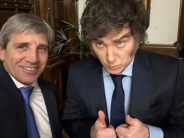 Luis Caputo reclam&oacute; una ley para castigar a los periodistas que escriban &ldquo;cosas sin sustento&rdquo; y Milei lo respald&oacute;