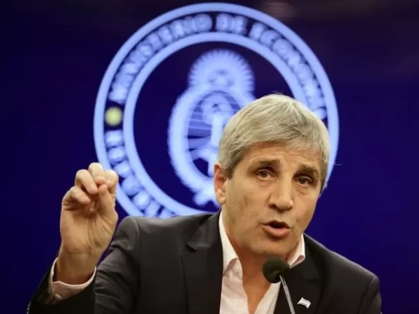 Luis Caputo le baj&oacute; el tono a la pelea con los industriales y dijo que su cr&iacute;tica iba apuntada al kirchnerismo