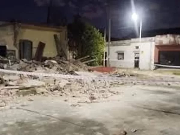 Un auto qued&oacute; aplastado tras el colapso del techo de una vivienda