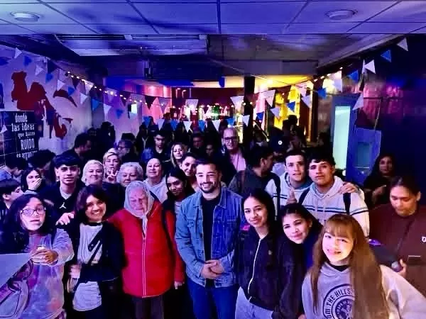 Agust&iacute;n Balladares y Carmen Arias en charla junto a vecinos
