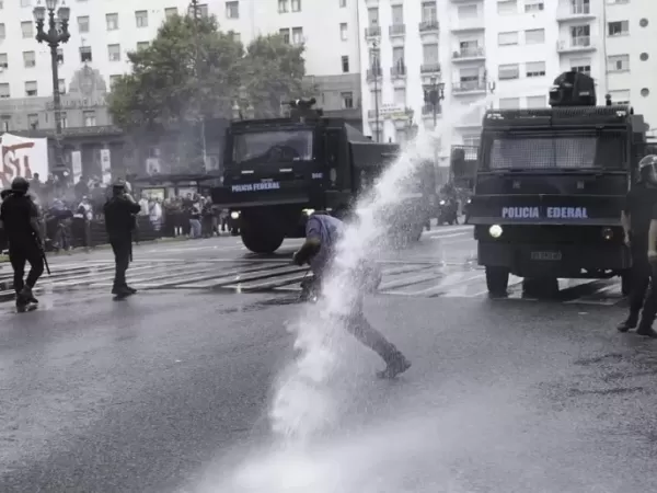 Milei se burl&oacute; de los manifestantes reprimidos con agua en el Congreso: "No saben lo que es trabajar; ba&ntilde;arse tampoco"