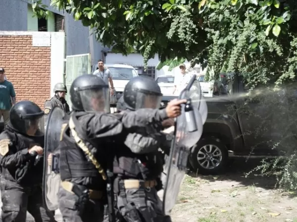 Violento enfrentamiento entre trapitos y la Polic&iacute;a: acusaciones cruzadas entre Mayra Mendoza y Juan Grabois