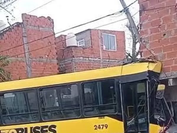 Un colectivo se incrust&oacute; en una casa y el chofer result&oacute; herido