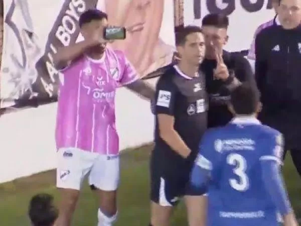 Lamolina cobr&oacute; un penal para All Boys, los jugadores le mostraron la jugada en un celular y dio marcha atr&aacute;s