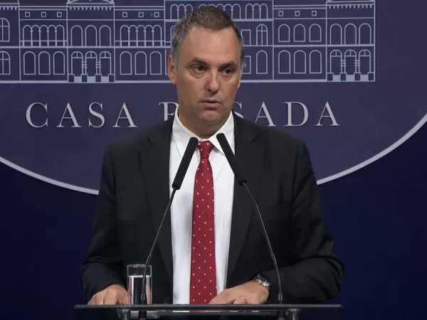 Manuel Adorni se fue de la conferencia de prensa por una pregunta