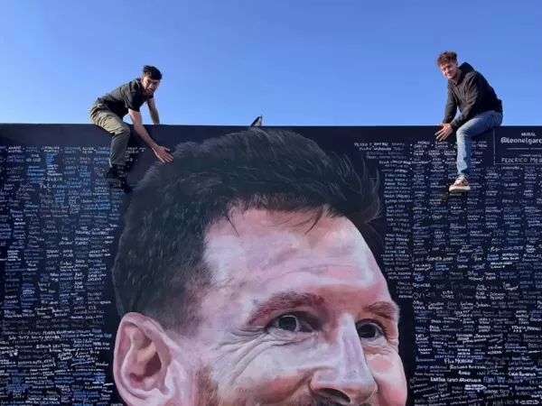 Inauguraron un mural de Messi y el propio capit&aacute;n de la Selecci&oacute;n felicit&oacute; a sus creadores