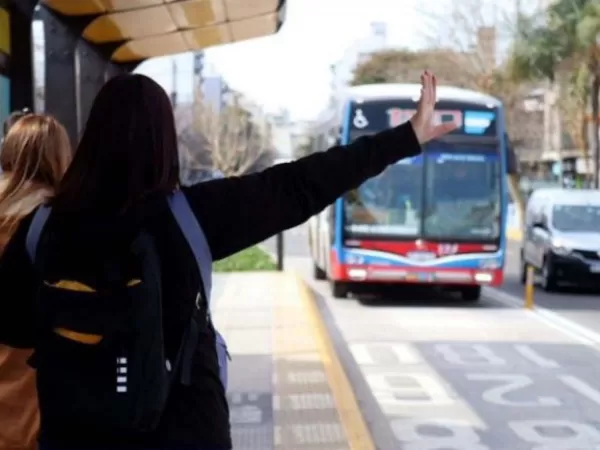 El Gobierno sube 41% el boleto de colectivo