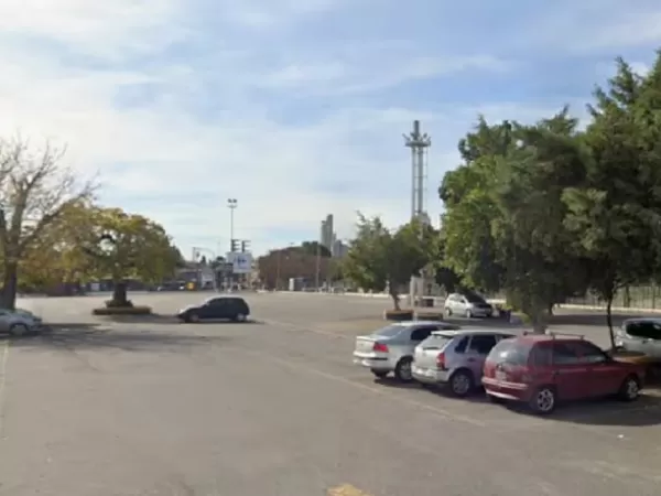 Encontraron a un hombre muerto dentro de un auto en el estacionamiento de un supermercado