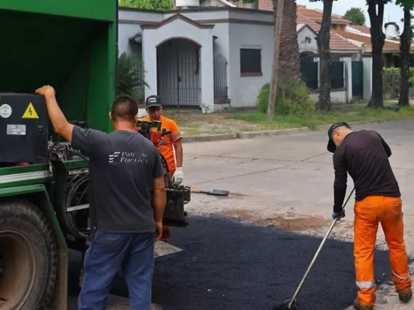 Avanzan las obras de bacheo en Luis Guillón
