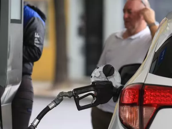 El Gobierno volvió a aplicar una suba parcial de los impuestos al combustible