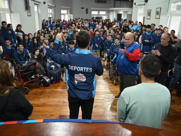 Mantegazza entreg&oacute; la indumentaria a la delegaci&oacute;n que participar&aacute; en los Juegos Bonaerenses 2026