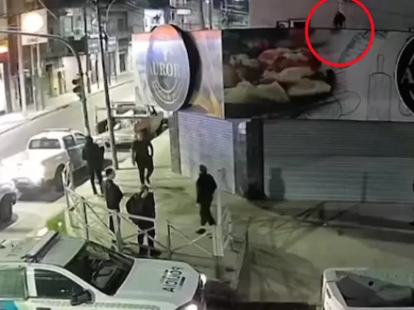 Un ladr&oacute;n entr&oacute; a robar a una f&aacute;brica de pastas, habl&oacute; con la polic&iacute;a y escap&oacute; por los techos