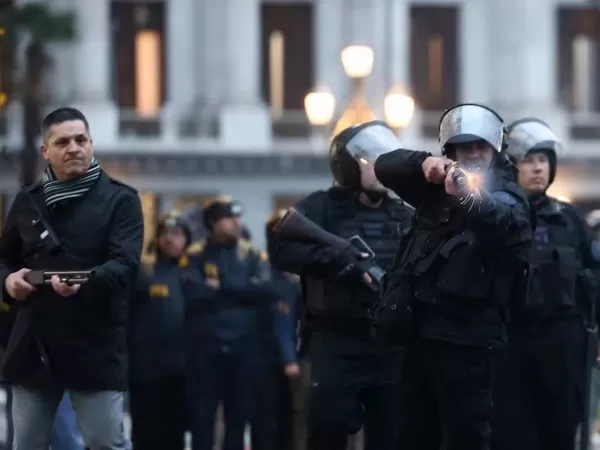 Denuncian a Alejandra Monteoliva y a un comisario de la Polic&iacute;a Federal por la represi&oacute;n frente al Congreso